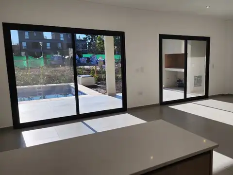 Casa en Alquiler con 2 cocheras