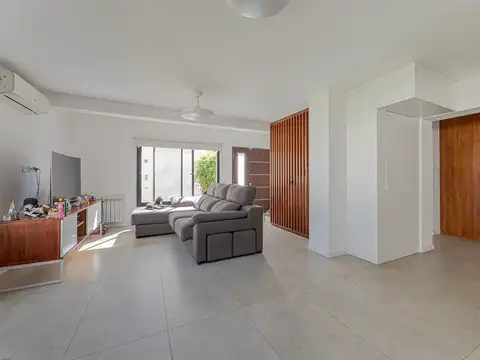 VENTA CASA FISHERTON 3 DORMITORIOS COCHERA DOBLE PATIO VERDE Y PILETA