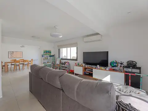 Casa 6 ambientes con 2 baños