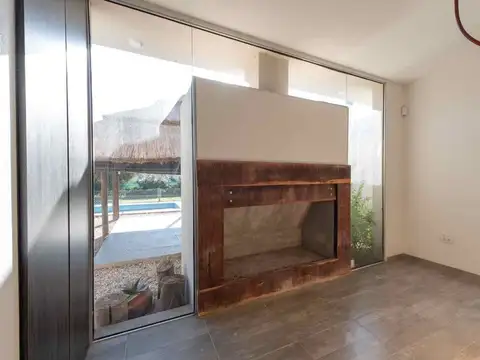 CASA CON PILETA 2 DORMITORIOS BARRIO CERRAD ROLDAN