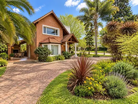 CASA EN VENTA EN CAMPOS DE ÁLVAREZ  – 5 AMBIENTES