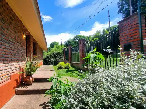 Casa 8 ambientes con 2 baños