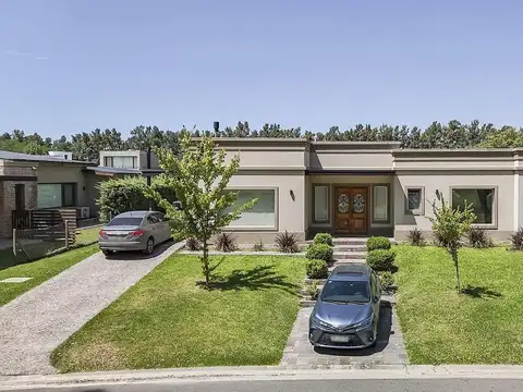 Casa en Venta 5 Ambientes con Pileta y 4 Dormitorios en Barrio Monet, Los Cardales