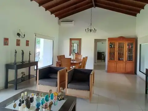 Casa 6 ambientes con 2 baños