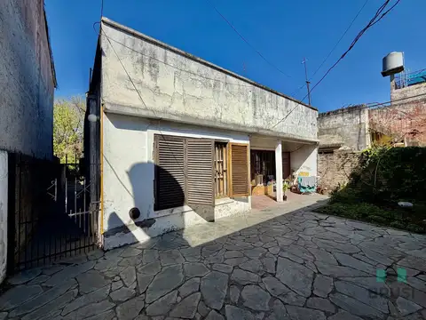 VENTA LOTE CON CASA Y DOS LOCALES COMERCIALES - BANFIELD