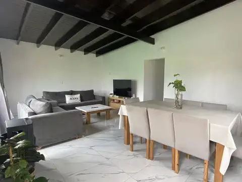 Casa 4 ambientes con 2 baños