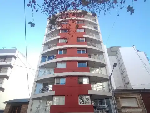 Semipiso 2 ambientes a la calle con cochera descubierta