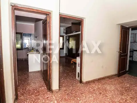 Casa 8 ambientes con 2 baños