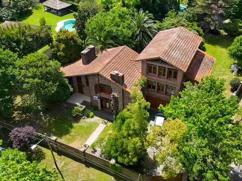 CASA 6 AMBIENTES PILETA/COCHERA BERAZATEGUI