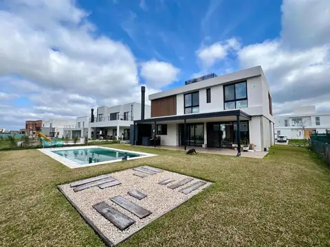 Casa en Venta con 2 cocheras