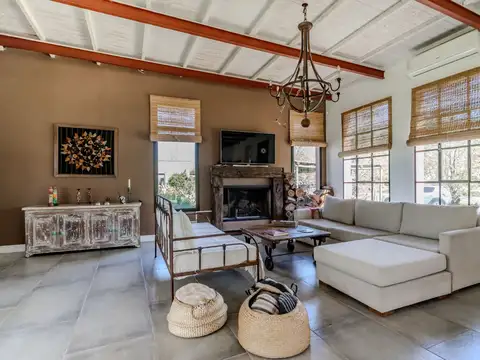 Casa en Venta con 2 cocheras