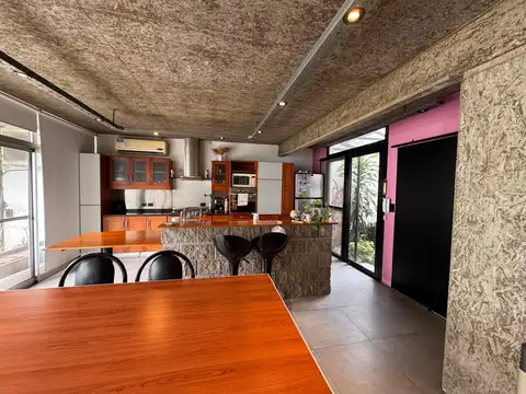 Casa 6 ambientes con 2 baños