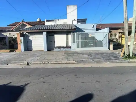 CASA 4 AMBIENTES + DPTO LOMAS DEL MIRADOR PILETA