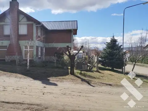 Casa 8 ambientes con 2 baños