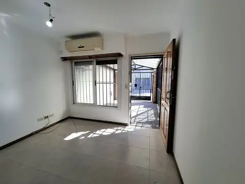 Depto Tipo Casa en Venta en Versalles, USD 120.000