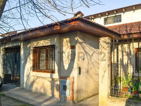 CASA DE TRES DORMITORIOS - 603 e/ 8 y 9