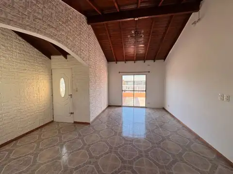 Don Torcuato (Entre Rios 1935) Alquiler PH 3 amb. en planta alta. Balcón terraza. Parrilla. 80 m2.