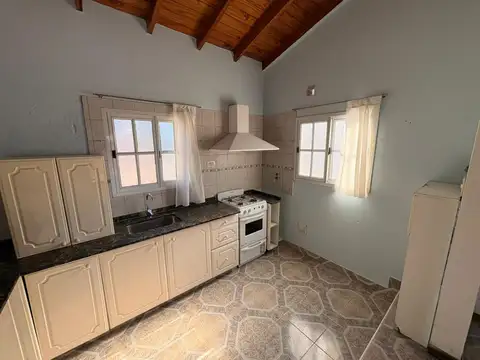 Don Torcuato (Entre Rios 1935) Alquiler PH 3 amb. en planta alta. Balcón terraza. Parrilla. 80 m2.