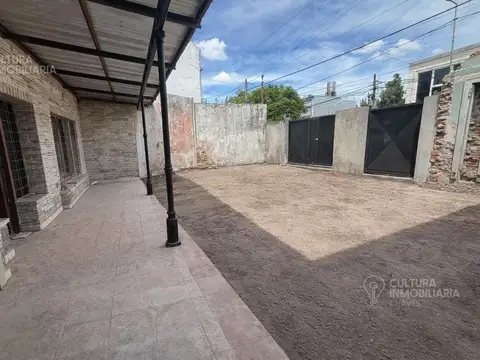 VENTA CASA  3 AMBIENTES CON POSIBILIDAD DE AMPLIACION MORON PAQUE Y COCHERA