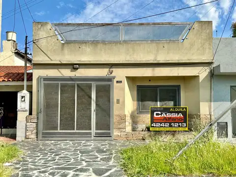 CASA AL FRENTE 3 AMBIENTES, DOS BAÑOS, CON COCHERA, FONDO LIBRE Y TERRAZA