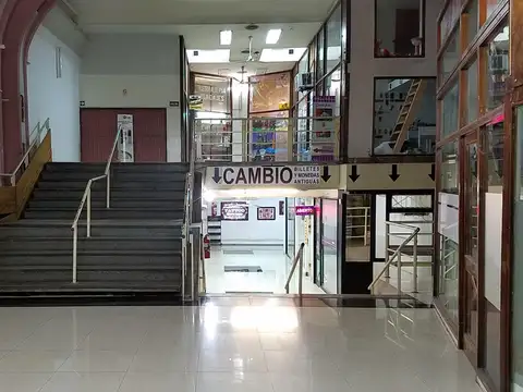 Amplio local en galería, Plaza San Martín