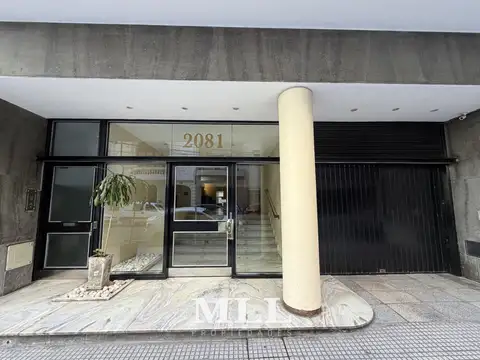 Pacheco de Melo y Junín.  Semipiso de 120 m2. Cochera. Impecable estado.