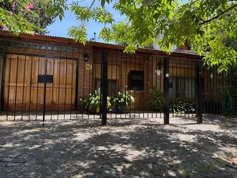 Casa de una planta con altillo y jardín Martinez