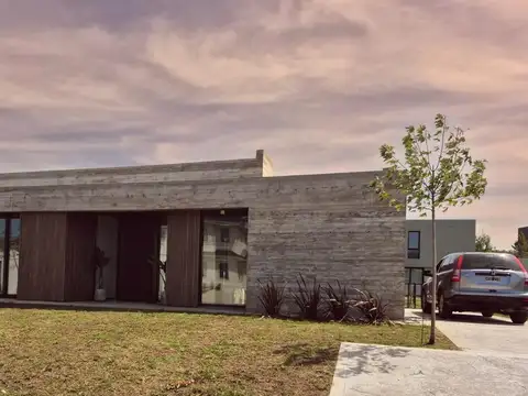Venta Casa 4 ambientes a estrenar con piscina Rumencó Joven