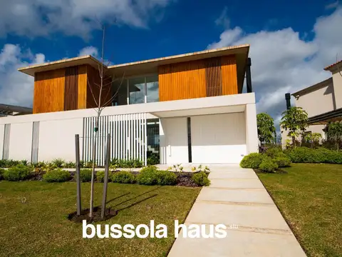 Casa en venta de 6 ambientes al lago en Costas Puertos Escobar