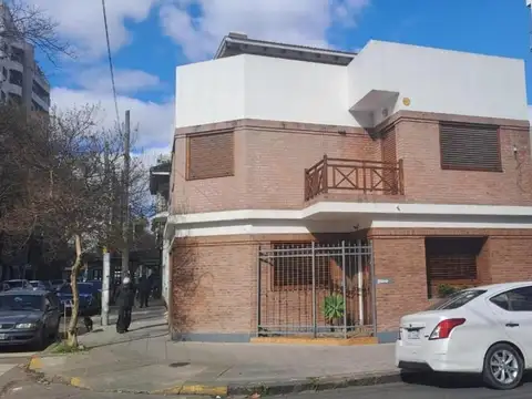 Casa 3 plantas Apta Uso Profesional y  Comercial Lavalle 451