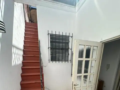 Casa 8 ambientes con 2 baños