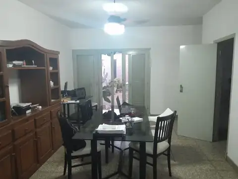 Casa 7 ambientes con 2 baños