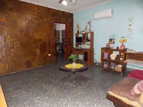 Casa 6 ambientes con 1 baño