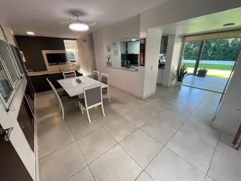 Casa en Venta con 4 cocheras