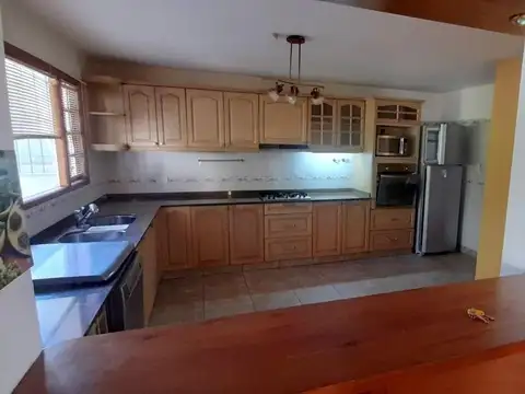 Casa 6 ambientes con 4 baños