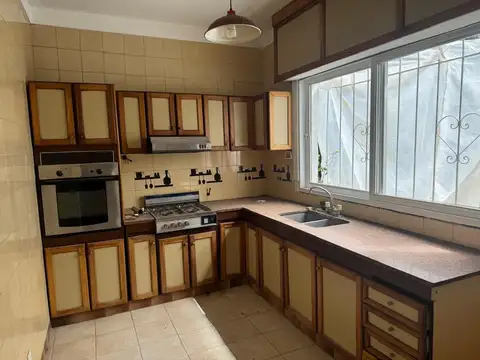 Casa 5 ambientes con 2 baños
