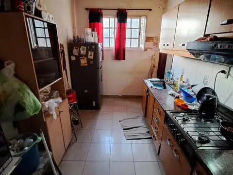 CASA EN VENTA 3 AMBIENTES CON JARDIN Y COCHERA