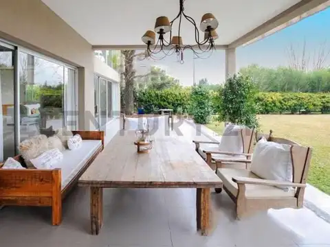 Casa 5 ambientes con 4 baños