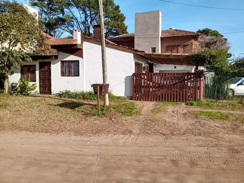 Casa en venta - 4 Dormitorios 2 Baños - 182mts2 - Villa Gesell