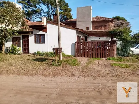 Casa en venta - 4 Dormitorios 2 Baños - 182mts2 - Villa Gesell
