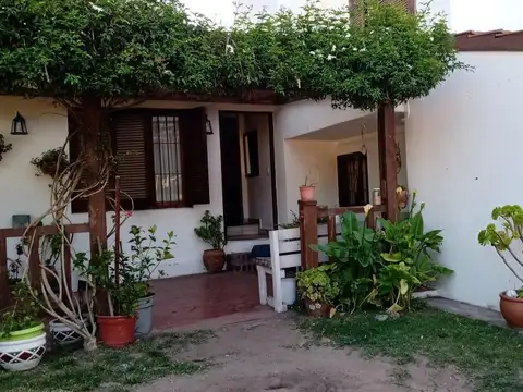 Casa 6 ambientes con 2 baños