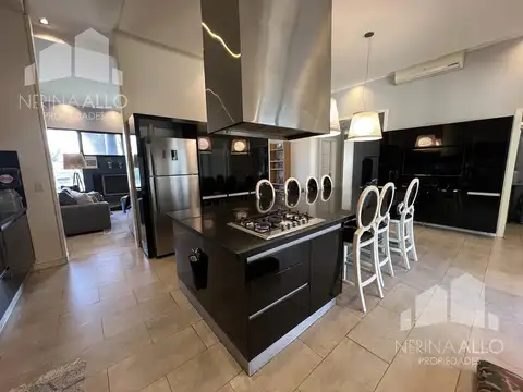 Casa 5 ambientes con 3 baños
