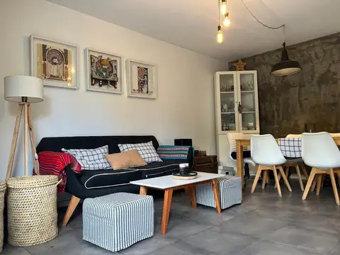 Departamento tipo casa con excepcional jardin.