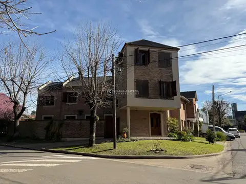 Casa 6 ambientes con 4 baños