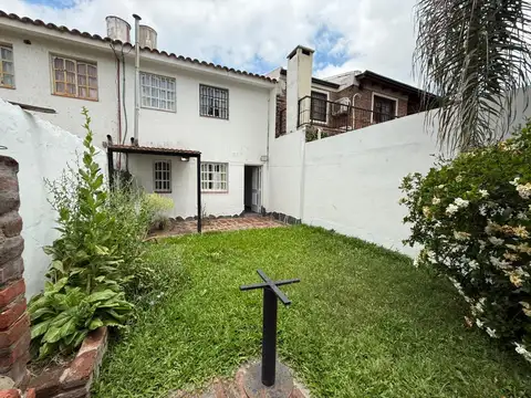 CASA A LA VENTA 3 DORMITORIOS PATIO VERDE  EN FISHERTON
