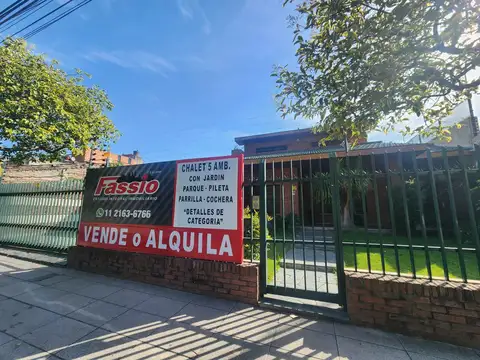 Excelente Chalet 5 ambientes con parque - pileta - cochera varios autos -