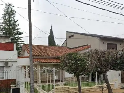 Defensa e/ París e Intendente Cayo Eliseo Goria