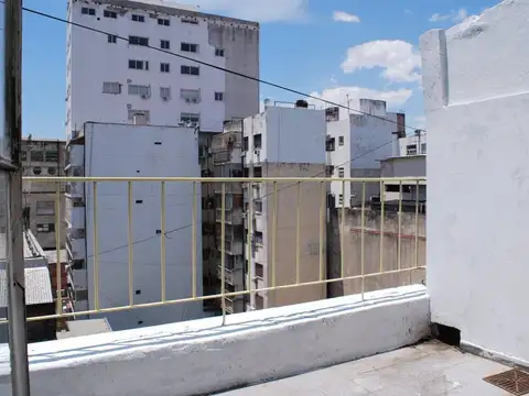 Venta oficina con balcón Barrio de  Once