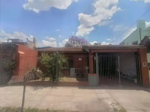 VENTA CASA 4 AMBIENTES MERLO CENTRO