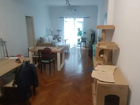 Departamento amplio de 3 ambientes con dependencia y balcón en venta en Congreso